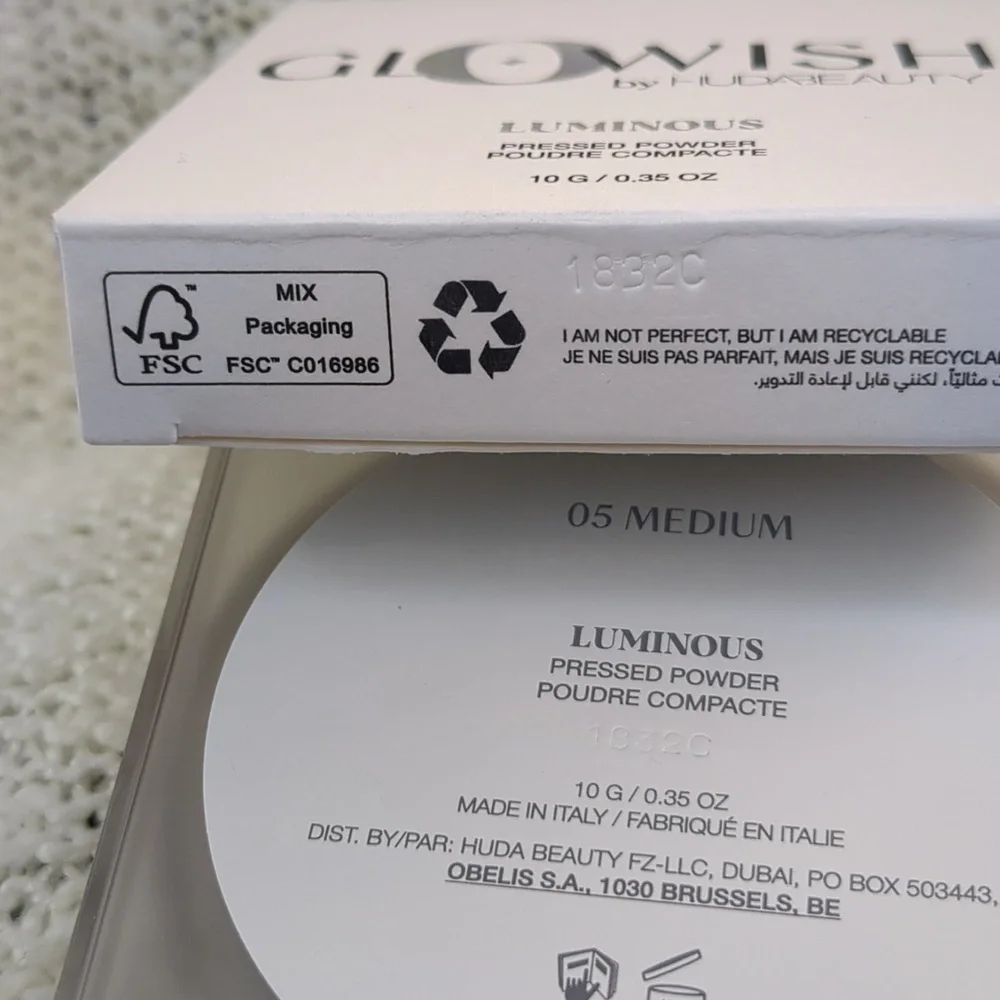 HUDA BEAUTY GloWish Luminous Pressed Powder in 05 MEDIUM, 10g/0.35oz